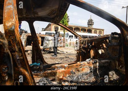 Alcune delle proprietà distrutte in diverse stazioni di polizia in tutto lo stato durante la visita dell'ispettore generale di polizia a Lagos il 3 novembre 2020. L'ispettore generale della polizia, Mohammed Adamu, visita Lagos ha esortato gli uomini e gli ufficiali della polizia nigeriana nello Stato di Lagos a non essere scoraggiati dalla distruzione e uccisioni dei loro uomini durante la protesta #EndSARS nello Stato, L'IG ha ammesso che il morale della polizia è stato giù dopo il brutto incidente, in cui sei poliziotti sono stati linciati e 36 feriti in modo critico. (Foto di Olukayode Jaiyeola/NurPhoto) Foto Stock