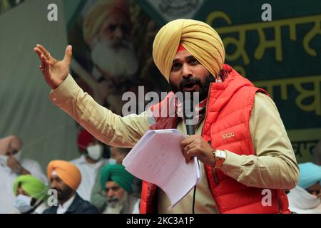 L'ex membro dell'Assemblea legislativa (MLA) Navjot Singh Sidhu del partito indiano del cricketer e del Congresso si è rivolto a un incontro durante una protesta contro la recente approvazione dei disegni di legge del governo centrale sulla riforma agricola nel parlamento, a Nuova Delhi il 4 novembre 2020. (Foto di Mayank Makhija/NurPhoto) Foto Stock