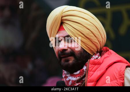 L'ex membro dell'Assemblea legislativa (MLA) Navjot Singh Sidhu del partito indiano del cricketer e del Congresso si è rivolto a un incontro durante una protesta contro la recente approvazione dei disegni di legge del governo centrale sulla riforma agricola nel parlamento, a Nuova Delhi il 4 novembre 2020. (Foto di Mayank Makhija/NurPhoto) Foto Stock