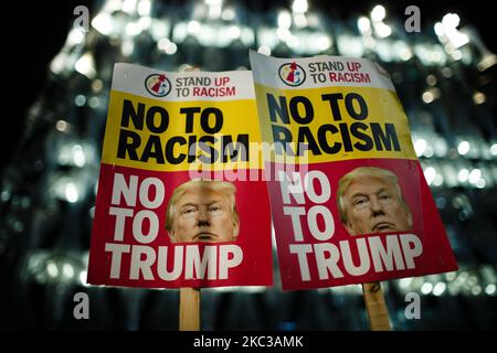 I cartelli del gruppo di campagna Stand Up to Racism si uniscono mentre gli attivisti che protestano contro il presidente americano Donald Trump manifestano al di fuori dell'ambasciata degli Stati Uniti a Londra, in Inghilterra, il 4 novembre 2020. Mercoledì sera, ora del Regno Unito, il risultato della competizione elettorale presidenziale tra Trump, in carica del Partito Repubblicano, e Joe Biden, sfidante del Partito democratico, rimane indeciso, con il conteggio dei voti in una serie di stati chiave. (Foto di David Cliff/NurPhoto) Foto Stock