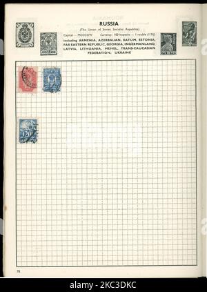 Pagina da un album di francobolli vintage con francobolli del 1909 Russia Imperiale (10 e 4 kopeks Stamp) e francobollo blu (20 marchi) della Repubblica Socialista Sovietica Estone (eesti vabariik) circa 1925