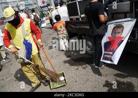 Manifestazione in difesa di Rasullah HA VISTO a Palembang venerdì 6 novembre 2020. La manifestazione ha chiesto il boicottaggio dei prodotti francesi. I partecipanti alla manifestazione hanno anche bruciato scatole di cartone e firmato una petizione su uno striscione che legge il presidente francese Emmanuel Macron, che si ritiene abbia insultato l'Islam e il profeta Maometto HA VISTO. (Foto di Sigit Prasetya/NurPhoto) Foto Stock