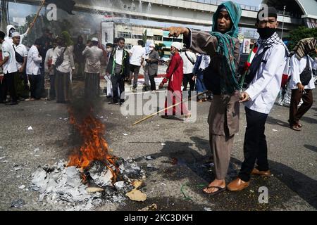 Manifestazione in difesa di Rasullah HA VISTO a Palembang venerdì 6 novembre 2020. La manifestazione ha chiesto il boicottaggio dei prodotti francesi. I partecipanti alla manifestazione hanno anche bruciato scatole di cartone e firmato una petizione su uno striscione che legge il presidente francese Emmanuel Macron, che si ritiene abbia insultato l'Islam e il profeta Maometto HA VISTO. (Foto di Sigit Prasetya/NurPhoto) Foto Stock