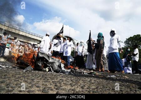 Manifestazione in difesa di Rasullah HA VISTO a Palembang venerdì 6 novembre 2020. La manifestazione ha chiesto il boicottaggio dei prodotti francesi. I partecipanti alla manifestazione hanno anche bruciato scatole di cartone e firmato una petizione su uno striscione che legge il presidente francese Emmanuel Macron, che si ritiene abbia insultato l'Islam e il profeta Maometto HA VISTO. (Foto di Sigit Prasetya/NurPhoto) Foto Stock