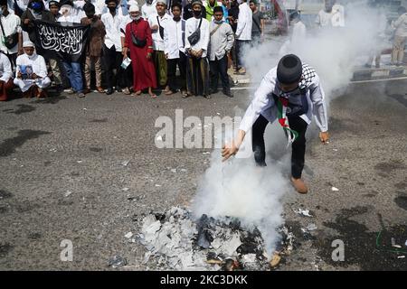 Manifestazione in difesa di Rasullah HA VISTO a Palembang venerdì 6 novembre 2020. La manifestazione ha chiesto il boicottaggio dei prodotti francesi. I partecipanti alla manifestazione hanno anche bruciato scatole di cartone e firmato una petizione su uno striscione che legge il presidente francese Emmanuel Macron, che si ritiene abbia insultato l'Islam e il profeta Maometto HA VISTO. (Foto di Sigit Prasetya/NurPhoto) Foto Stock