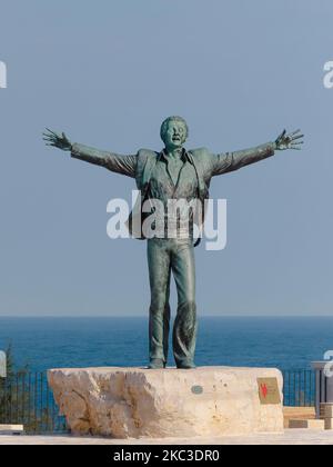 POLIGNANO A MARE, ITALIA - 15 OTTOBRE 2022: Statua del cantante italiano Domenico Modugno Foto Stock