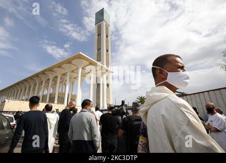 La prima preghiera del venerdì si è svolta presso la Grande Moschea di Algeri, la terza moschea più grande del mondo, nella capitale, Algeri, Algeria, il 06 novembre 2020. E gli adoratori hanno eseguito le preghiere del venerdì presso la moschea di 'Algeri indossando una maschera protettiva e usando i tappetini individuali rispettando la spaziatura fisica. (Foto di Billal Bensalem/NurPhoto) Foto Stock