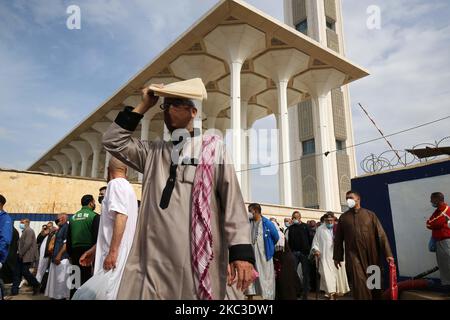 La prima preghiera del venerdì si è svolta presso la Grande Moschea di Algeri, la terza moschea più grande del mondo, nella capitale, Algeri, Algeria, il 06 novembre 2020. E gli adoratori hanno eseguito le preghiere del venerdì presso la moschea di 'Algeri indossando una maschera protettiva e usando i tappetini individuali rispettando la spaziatura fisica. (Foto di Billal Bensalem/NurPhoto) Foto Stock