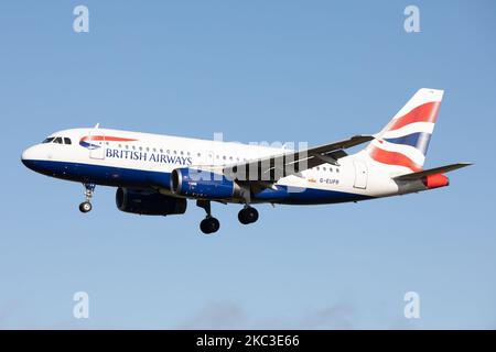 Un Airbus A319 della British Airways atterra all'aeroporto di Newcastle il 6th ottobre 2020 (Foto di Robert Smith/MI News/NurPhoto) Foto Stock