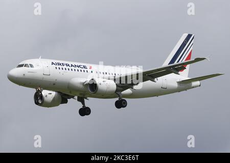 Un Airbus Air France A318 atterra all'aeroporto di Newcastle il 20th giugno 2019 (Foto di Robert Smith/MI News/NurPhoto) Foto Stock