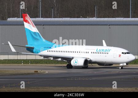 Un Boeing Luxair 737 all'aeroporto Findel Lussemburgo il 2nd marzo 2017 (Foto di Robert Smith/MI News/NurPhoto) Foto Stock