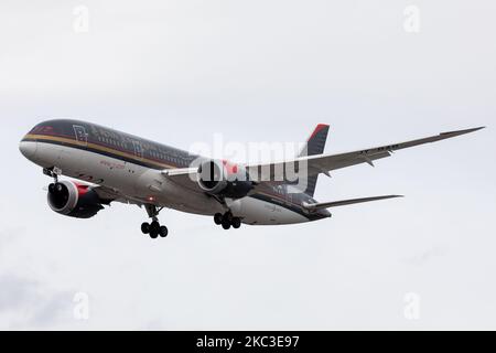 Un Boeing 787 della Royal Jordanian Airlines atterra all'aeroporto Heathrow di Londra il 28th ottobre 2020 (Foto di Robert Smith/MI News/NurPhoto) Foto Stock