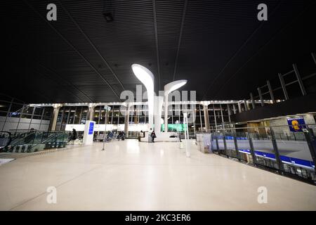 Una sala passeggeri quasi vuota è vista nella stazione centrale di Varsavia, Polonia, il 6 novembre 2020. Un blocco parziale sarà imposto per due settimane a partire da sabato in tutto il paese. I casi giornalieri di infezioni da coronavirus hanno continuato ad aumentare nelle ultime due settimane, nonostante i ristoranti e i bar siano stati chiusi oltre che l'implementazione dell'apprendimento a distanza per la maggior parte dei gradi nelle scuole. Per evitare il collasso del sistema sanitario sovraccarico, l'ufficio del primo ministro ha annunciato nuove restrizioni, tra cui la chiusura di centri commerciali, hotel per turisti e l'apprendimento a distanza obbligatorio Foto Stock