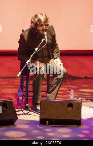 Il cantante spagnolo Antonio Reyes Montoya, nominato per un Grammy latino nella categoria dell'album di flamenco nel 2020, si esibisce sul palco durante il Festival di Madrid es Musica al Teatro Fernan Gomez il 06 novembre 2020 a Madrid, Spagna. (Foto di Oscar Gonzalez/NurPhoto) Foto Stock