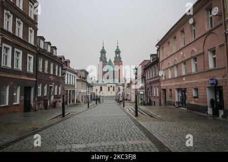 Brick Gothic la Cattedrale reale di Gniezno è vista a Gniezno, Polonia il 1 novembre 2020 (Foto di Michal Fludra/NurPhoto) Foto Stock