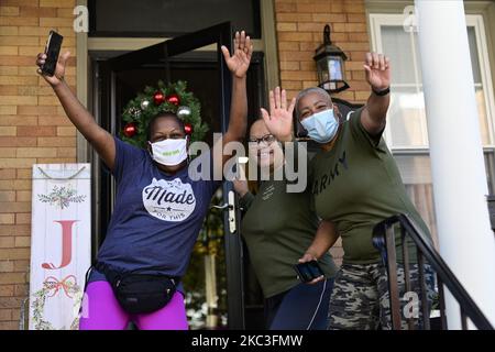 Le persone reagiscono per le strade di Mt Airy, a Filadelfia nord-occidentale, PA, USA momento dopo che Joe Biden è stato annunciato per essere il vincitore delle elezioni presidenziali degli Stati Uniti del 2020, il 7 novembre 2020. (Foto di Bastiaan Slabbers/NurPhoto) Foto Stock