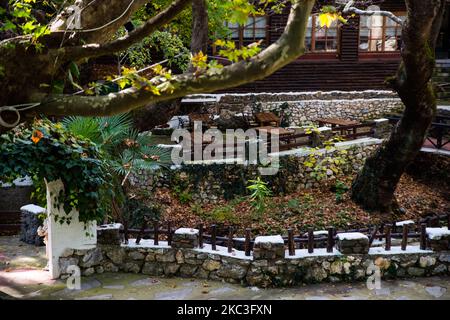 Una taverna tradizionale vuota a Serres, Grecia il 7th novembre 2020 durante il primo giorno del nuovo blocco in Grecia. Tutti i negozi non essenziali sono chiusi in ogni città greca. (Foto di Maria Chourdari/NurPhoto) Foto Stock