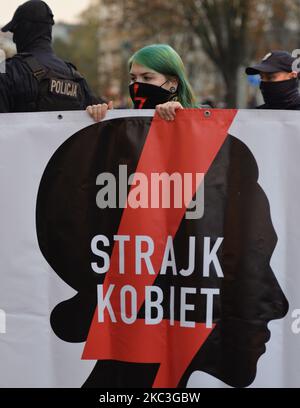 Un attivista tiene lo striscione "Sciopero delle Donne" sulla via Grodzka di Cracovia durante la protesta Pro-Choice. Gli studenti universitari, gli attivisti per i diritti delle donne e i loro sostenitori hanno organizzato un'altra protesta anti-governativa a Cracovia il 17th° giorno di proteste in corso, comunemente note come lo sciopero delle donne (in polacco: Strajk Kobiet), facendo saltare le restrizioni pandemiche ed esprimendo rabbia nei confronti della sentenza della Corte Suprema che ha inasprito le già severe leggi sull'aborto. Sabato 7 novembre 2020 a Cracovia, Polonia. (Foto di Artur Widak/NurPhoto) Foto Stock