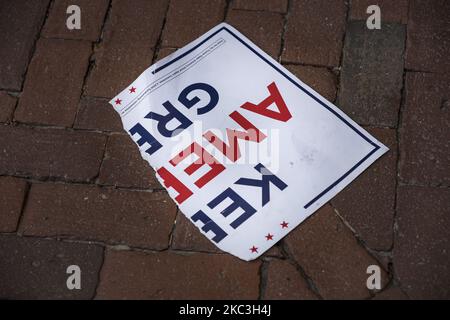 Un poster lacerato sul terreno al di fuori della Massachusetts state House a Boston dopo le schermaglie scoppiate durante una manifestazione sia da Joe Biden e i sostenitori del presidente Trump il giorno in cui la notizia è scoppiata che Biden è stato dichiarato il vincitore delle elezioni presidenziali degli Stati Uniti 7 novembre 2020. (Foto di Jodi Hilton/NurPhoto) Foto Stock