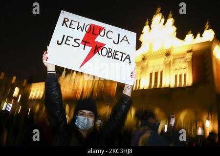 Una donna detiene il vessillo di "Rivoluzione è una donna" durante una manifestazione contro le restrizioni alla legge sull'aborto in Polonia. Cracovia, Polonia il 7 novembre 2020. La protesta è stata organizzata da Women Strike dopo che la più alta corte polacca ha stabilito che gli aborti dovuti a difetti fetali sono incostituzionali, spostando il paese verso un divieto quasi totale delle terminazioni. (Foto di Beata Zawrzel/NurPhoto) Foto Stock