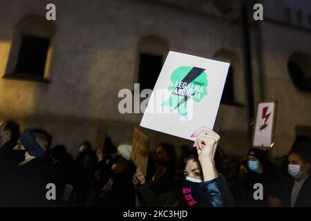 Una donna ha il vessillo di "aborto legale” durante una manifestazione contro le restrizioni alla legge sull'aborto in Polonia. Cracovia, Polonia il 7 novembre 2020. La protesta è stata organizzata da Women Strike dopo che la più alta corte polacca ha stabilito che gli aborti dovuti a difetti fetali sono incostituzionali, spostando il paese verso un divieto quasi totale delle terminazioni. (Foto di Beata Zawrzel/NurPhoto) Foto Stock