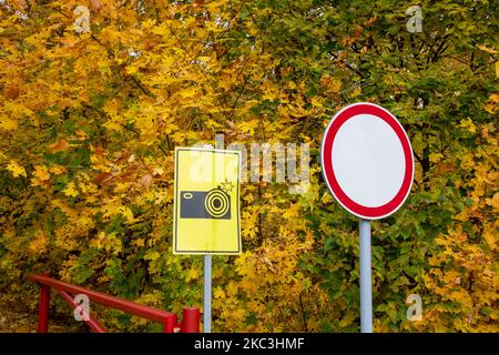 I cartelli stradali sono vietati e la fissazione di foto nella foresta autunnale da vicino Foto Stock