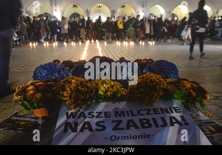 Candele, fiori e un messaggio 'il tuo silenzio ci sta uccidendo. Gli armeni hanno lasciato la piazza del mercato di Cracovia dopo una protesta. I membri della diaspora armena si sono riuniti nel centro di Cracovia durante una manifestazione pacifica per protestare contro gli scontri armati tra le parti azerbaigiane e armene nella controversa regione del Nagorno-Karabakh e per chiedere aiuto per porre fine al terrorismo e alla violenza azerbaigiana. Sabato 7 novembre 2020 a Cracovia, Polonia. (Foto di Artur Widak/NurPhoto) Foto Stock