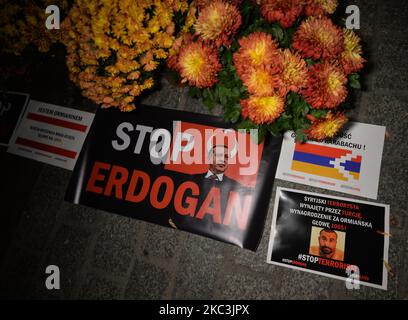 Candele, fiori e un messaggio 'Stop Erdogan' lasciato in Piazza del mercato di Cracovia dopo una protesta. I membri della diaspora armena si sono riuniti nel centro di Cracovia durante una manifestazione pacifica per protestare contro gli scontri armati tra le parti azerbaigiane e armene nella controversa regione del Nagorno-Karabakh e per chiedere aiuto per porre fine al terrorismo e alla violenza azerbaigiana. Sabato 7 novembre 2020 a Cracovia, Polonia. (Foto di Artur Widak/NurPhoto) Foto Stock