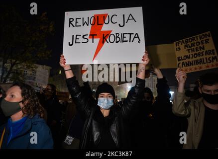 Durante la protesta Pro-Choice, gli attivisti hanno il banner "la rivoluzione è una donna" nella piazza del mercato di Cracovia. Gli studenti universitari, gli attivisti per i diritti delle donne e i loro sostenitori hanno organizzato un'altra protesta anti-governativa a Cracovia il 17th° giorno di proteste in corso, comunemente note come lo sciopero delle donne (in polacco: Strajk Kobiet), facendo saltare le restrizioni pandemiche ed esprimendo rabbia nei confronti della sentenza della Corte Suprema che ha inasprito le già severe leggi sull'aborto. Sabato 7 novembre 2020 a Cracovia, Polonia. (Foto di Artur Widak/NurPhoto) Foto Stock