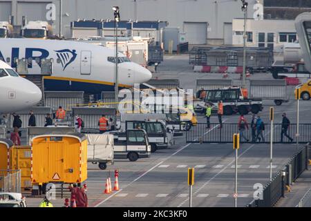 I passeggeri hanno visto salire a bordo dell'aereo all'aeroporto EIN EHEH di Eindhoven nei Paesi Bassi durante l'era pandemica del Coronavirus Covid-19. Ogni passeggero deve indossare un facemask e mantenere la distanza durante l'imbarco. L'equipaggio è inoltre obbligato a indossare dispositivi di protezione. I voli da Eindhoven sono ridotti in quanto molti paesi europei entrano in blocco per prevenire la diffusione della malattia. Pochi voli Ryanair, Wizz Air e Transavia. Eindhoven, Paesi Bassi - 8 novembre 2020 (Photo by Nicolas Economou/NurPhoto) Foto Stock