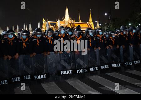 La polizia antisommossa si trova di fronte al Grand Palace di Bangkok durante un rally nei pressi del Grand Palace di Bangkok il 8 ottobre 2020 a Bangkok, Thailandia. (Foto di Vachira Vachira/NurPhoto) Foto Stock