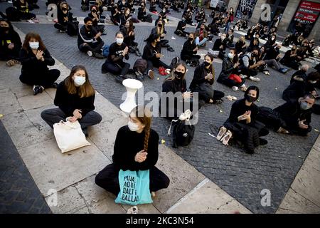 Studenti e insegnanti di scuole di danza protestano contro il governo regionale della Catalogna a Barcellona, contro le misure per chiudere le scuole d'arte durante la crisi del Covid-19 / Coronavirus. A Barcellona, Catalogna, Spagna, il 9 novembre 2020. (Foto di Albert Llop/NurPhoto) Foto Stock