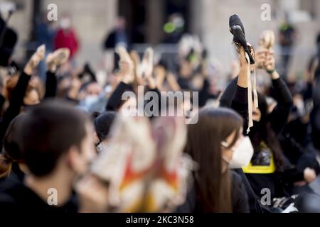 Studenti e insegnanti di scuole di danza protestano contro il governo regionale della Catalogna a Barcellona, contro le misure per chiudere le scuole d'arte durante la crisi del Covid-19 / Coronavirus. A Barcellona, Catalogna, Spagna, il 9 novembre 2020. (Foto di Albert Llop/NurPhoto) Foto Stock