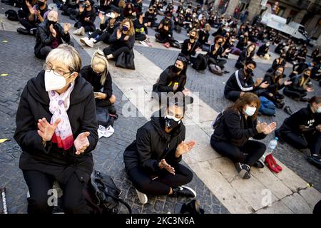 Studenti e insegnanti di scuole di danza protestano contro il governo regionale della Catalogna a Barcellona, contro le misure per chiudere le scuole d'arte durante la crisi del Covid-19 / Coronavirus. A Barcellona, Catalogna, Spagna, il 9 novembre 2020. (Foto di Albert Llop/NurPhoto) Foto Stock
