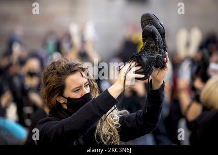 Studenti e insegnanti di scuole di danza protestano contro il governo regionale della Catalogna a Barcellona, contro le misure per chiudere le scuole d'arte durante la crisi del Covid-19 / Coronavirus. A Barcellona, Catalogna, Spagna, il 9 novembre 2020. (Foto di Albert Llop/NurPhoto) Foto Stock