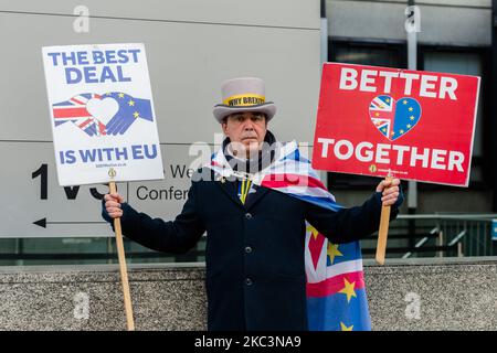 Steve Bray, attivista anti-Brexit, dimostra al di fuori del Dipartimento per le imprese, l’energia e la strategia industriale (BEIS) nel centro di Londra mentre i negoziati sulla futura partnership tra il Regno Unito e l’UE riprendono oggi, il 09 novembre 2020 a Londra, in Inghilterra. La Gran Bretagna e l’UE sono ora nel periodo di transizione Brexit che scadrà il 31 dicembre 2020. (Foto di Wiktor Szymanowicz/NurPhoto) Foto Stock