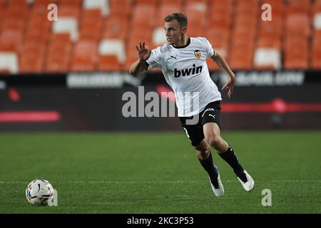 Toni lato di Valencia corre con la palla durante la partita la Liga Santander tra Valencia CF e Real Madrid all'Estadio Mestalla il 8 novembre 2020 a Valencia, Spagna. (Foto di Jose Breton/Pics Action/NurPhoto) Foto Stock