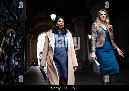 Il procuratore generale Suella Braverman (L), il deputato del Partito conservatore per Fareham, e Cleo Watson (R), consigliere speciale del primo ministro britannico Boris Johnson, ritornano a Downing Street dalla riunione settimanale del gabinetto, attualmente in corso presso l'Ufficio degli esteri, del Commonwealth e dello sviluppo (FCDO), a Londra, Inghilterra, il 10 novembre 2020. (Foto di David Cliff/NurPhoto) Foto Stock