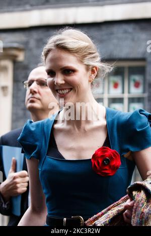 Cleo Watson (R), consigliere speciale del primo ministro britannico Boris Johnson, lascia 10 Downing Street accanto a Martin Reynolds (L), segretario privato principale del primo ministro, per la riunione settimanale del gabinetto, attualmente in corso presso l'Ufficio degli esteri, del Commonwealth e dello sviluppo (FCDO), a Londra, Inghilterra, il 10 novembre 2020. (Foto di David Cliff/NurPhoto) Foto Stock