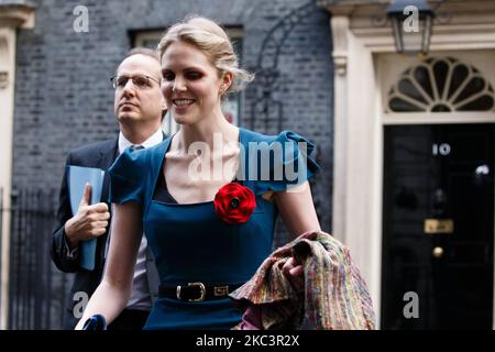 Cleo Watson (R), consigliere speciale del primo ministro britannico Boris Johnson, lascia 10 Downing Street accanto a Martin Reynolds (L), segretario privato principale del primo ministro, per la riunione settimanale del gabinetto, attualmente in corso presso l'Ufficio degli esteri, del Commonwealth e dello sviluppo (FCDO), a Londra, Inghilterra, il 10 novembre 2020. (Foto di David Cliff/NurPhoto) Foto Stock