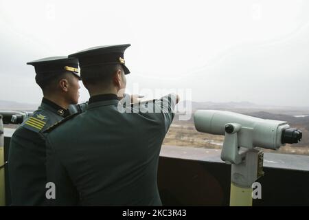 I cadetti dell'esercito sudcoreano guardano la zona demilitarizzata e il gaepung vill nordcoreano, vista dal posto di osservazione militare di Odisan a Paju, Corea del Sud il 15 febbraio 2005. I militari prenderanno le misure per migliorare il sistema di sicurezza di frontiera dopo che un uomo nordcoreano ha attraversato la frontiera pesantemente sorvegliata nel sud senza impedimenti la settimana scorsa, i capi Uniti di personale (JCS) hanno detto 10 novembre 2020, martedì. (Foto di Seung-il Ryu/NurPhoto) Foto Stock