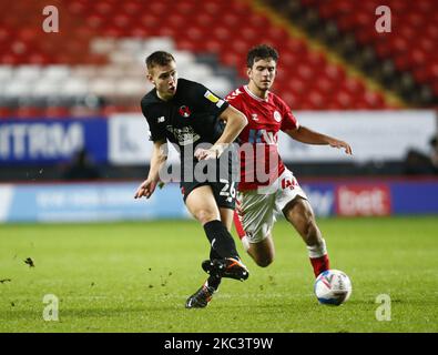 WOOLWICH, Regno Unito, 10 NOVEMBRE: L-R Hector Kyprianou di Leyton Orient sotto la pressione di Charlton Athletic's Hady Ghandour durante il Papa John's Trophy - Southern Group G tra Charlton Athletic e Leyton Orient at the Valley, Woolwich il 10th novembre 2020 (Foto di Action Foto Sport/NurPhoto) Foto Stock