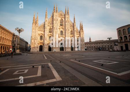 Veduta generale di Piazza del Duomo durante la nuova chiusura nella zona rossa lombarda imposta dal governo italiano contro la pandemia di Coronavirus (Covid-19) il 10 novembre 2020 a Milano. (Foto di Alessandro Bremec/NurPhoto) Foto Stock