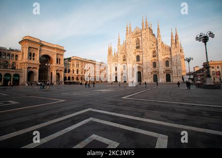 Veduta generale di Piazza del Duomo durante la nuova chiusura nella zona rossa lombarda imposta dal governo italiano contro la pandemia di Coronavirus (Covid-19) il 10 novembre 2020 a Milano. (Foto di Alessandro Bremec/NurPhoto) Foto Stock