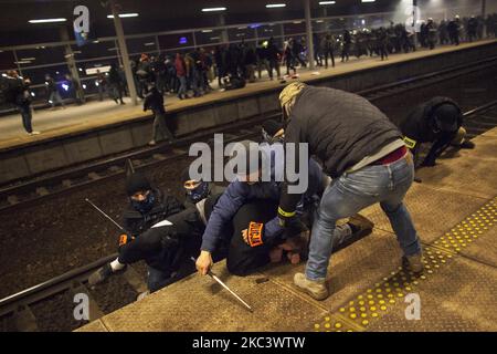 La polizia continua a protestare durante la marcia dell'Indipendenza a Varsavia il 11 novembre 2020. (Foto di Maciej Luczniewski/NurPhoto) Foto Stock