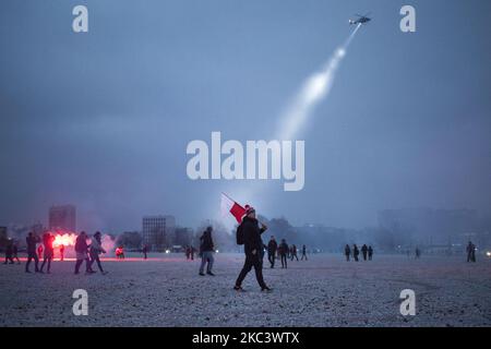 Il manifestante detiene la bandiera polacca durante la marcia di Indipendenza a Varsavia il 11 novembre 2020. (Foto di Maciej Luczniewski/NurPhoto) Foto Stock