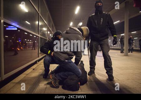 La polizia continua a protestare durante la marcia dell'Indipendenza a Varsavia il 11 novembre 2020. (Foto di Maciej Luczniewski/NurPhoto) Foto Stock