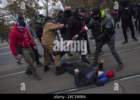 Il protester attaccato da un altro protester visto durante la marcia di Indipendenza a Varsavia il 11 novembre 2020. (Foto di Maciej Luczniewski/NurPhoto) Foto Stock
