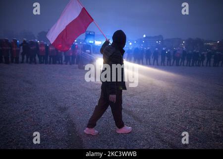 Il manifestante detiene la bandiera polacca durante la marcia di Indipendenza a Varsavia il 11 novembre 2020. (Foto di Maciej Luczniewski/NurPhoto) Foto Stock