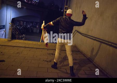 Il protester lancia una pietra alla polizia durante la marcia di Indipendenza a Varsavia il 11 novembre 2020. (Foto di Maciej Luczniewski/NurPhoto) Foto Stock